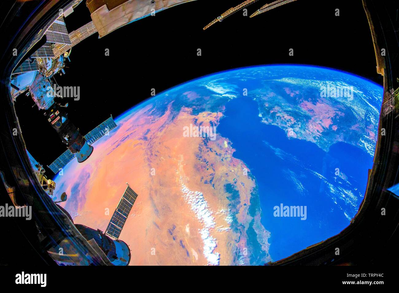 La planète Terre est vu de la Station spatiale internationale. Une couleur vibrante vue de notre planète. L'image est un coup de main par la NASA Banque D'Images