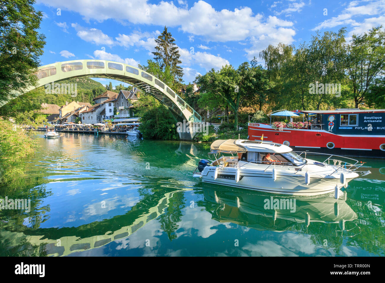 France, Savoie, Chanaz, village, les bateaux et le pont sur le Canal de Savieres // France, Savoie (73), Chanaz, village, bateaux et pont au-dessus du ca Banque D'Images