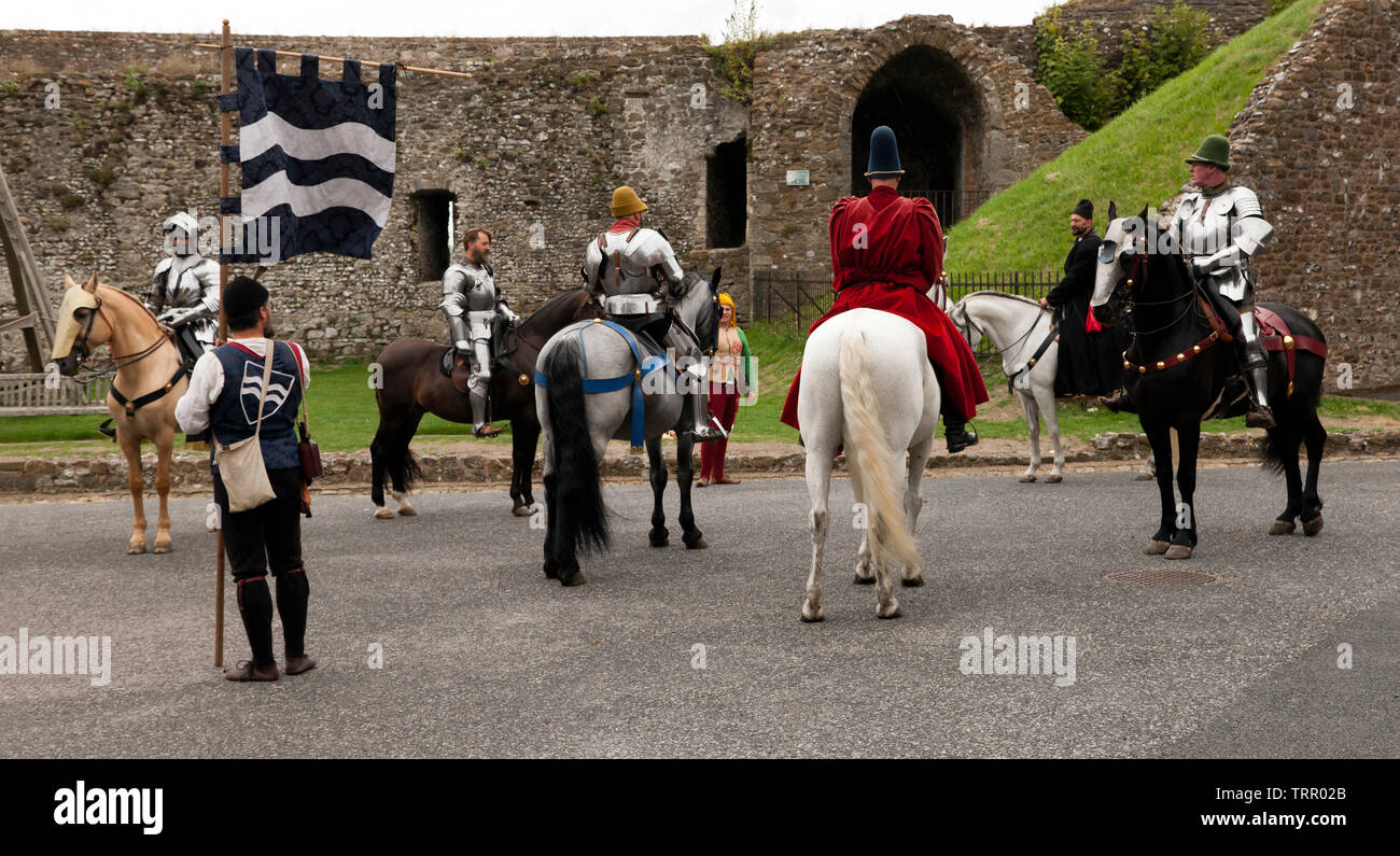 Un groupe de Chevalier à cheval en armure complète étant prêt pour un tournoi de joutes au château de Douvres, Août 2018 Banque D'Images
