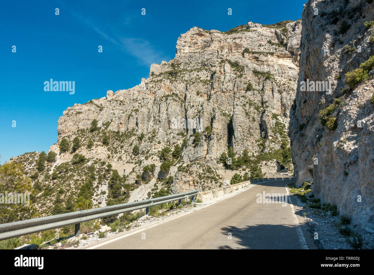 Qui serpente dans la montagne, le magnifique chemin de chèvre Road (A-4050) avec d'imposantes falaises de calcaire, la Sierra Nevada, Espagne Banque D'Images