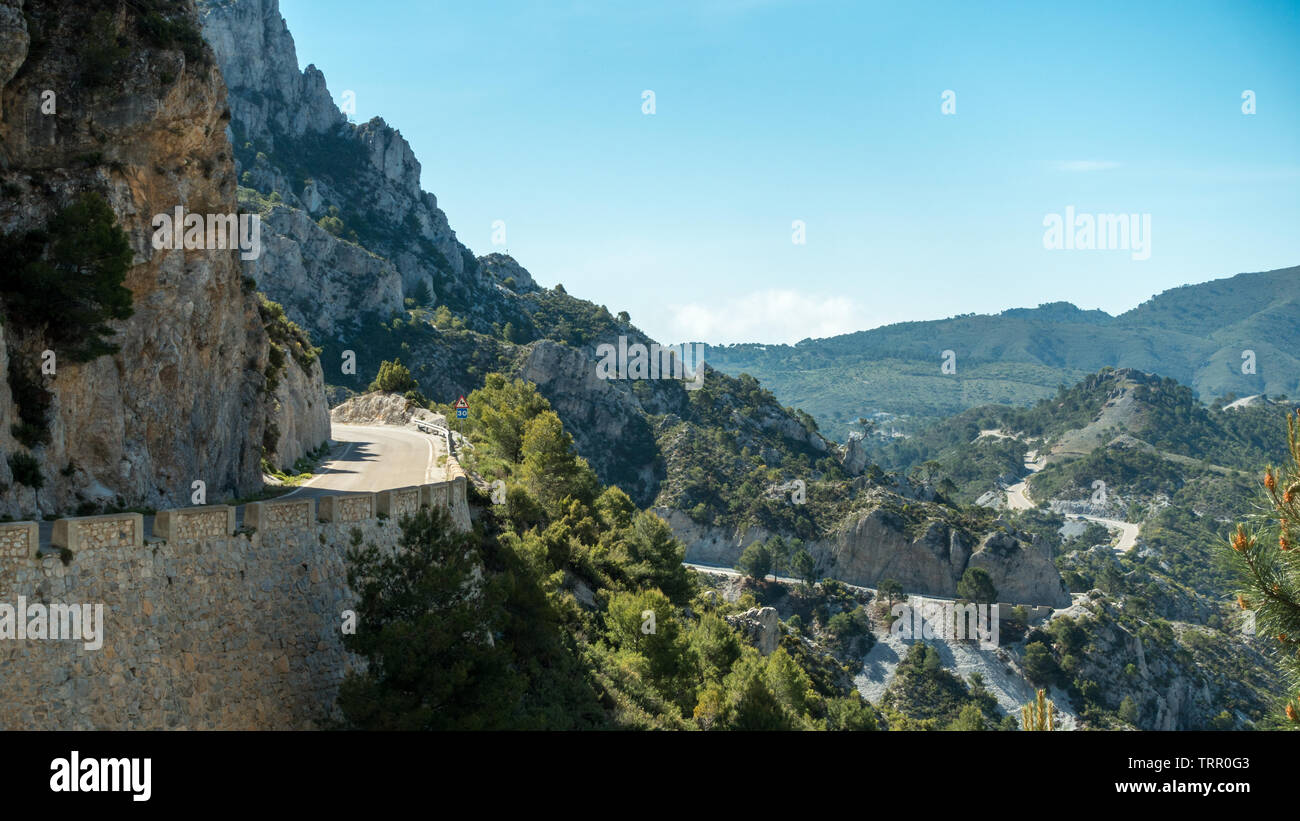 Qui serpente dans la montagne, le magnifique chemin de chèvre Road (A-4050) avec d'imposantes falaises de calcaire, la Sierra Nevada, Espagne Banque D'Images