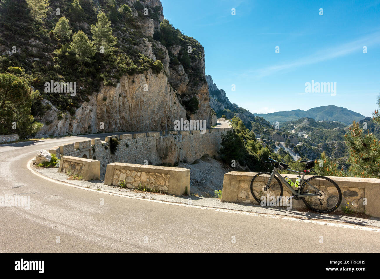 Qui serpente dans la montagne, un cycliste s'arrête pour profiter de la vue de la magnifique route chemin de chèvre (A-4050), de la Sierra Nevada, Espagne Banque D'Images