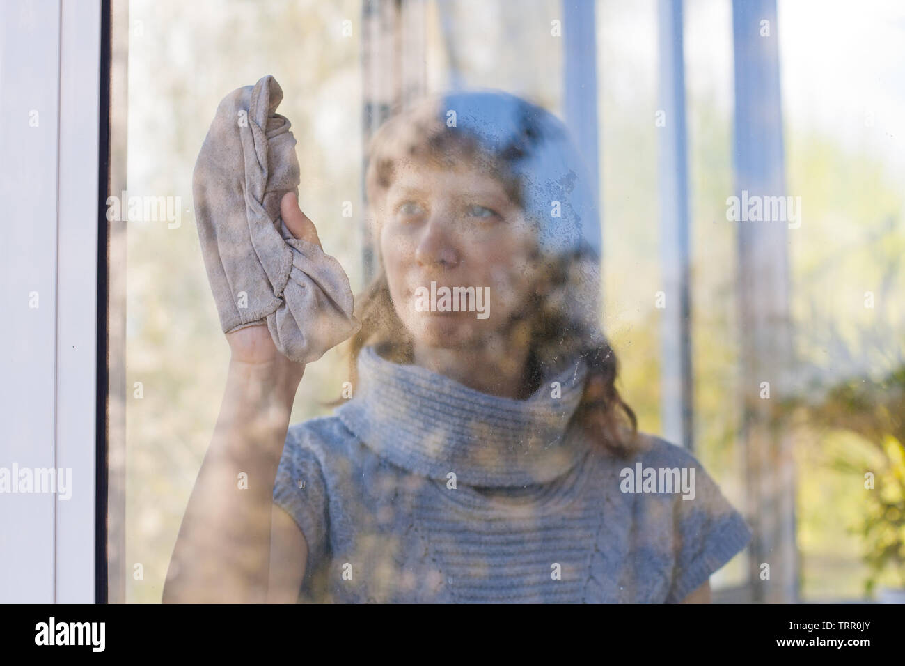 Jeune femme lave-vitre dans le prix Banque D'Images