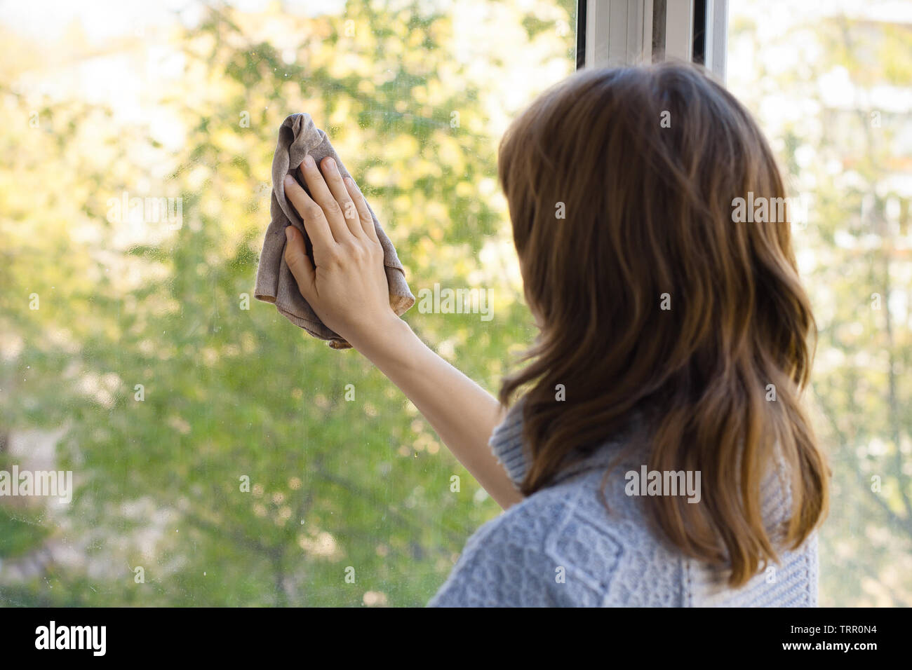 Jeune femme lave-vitre dans le prix Banque D'Images
