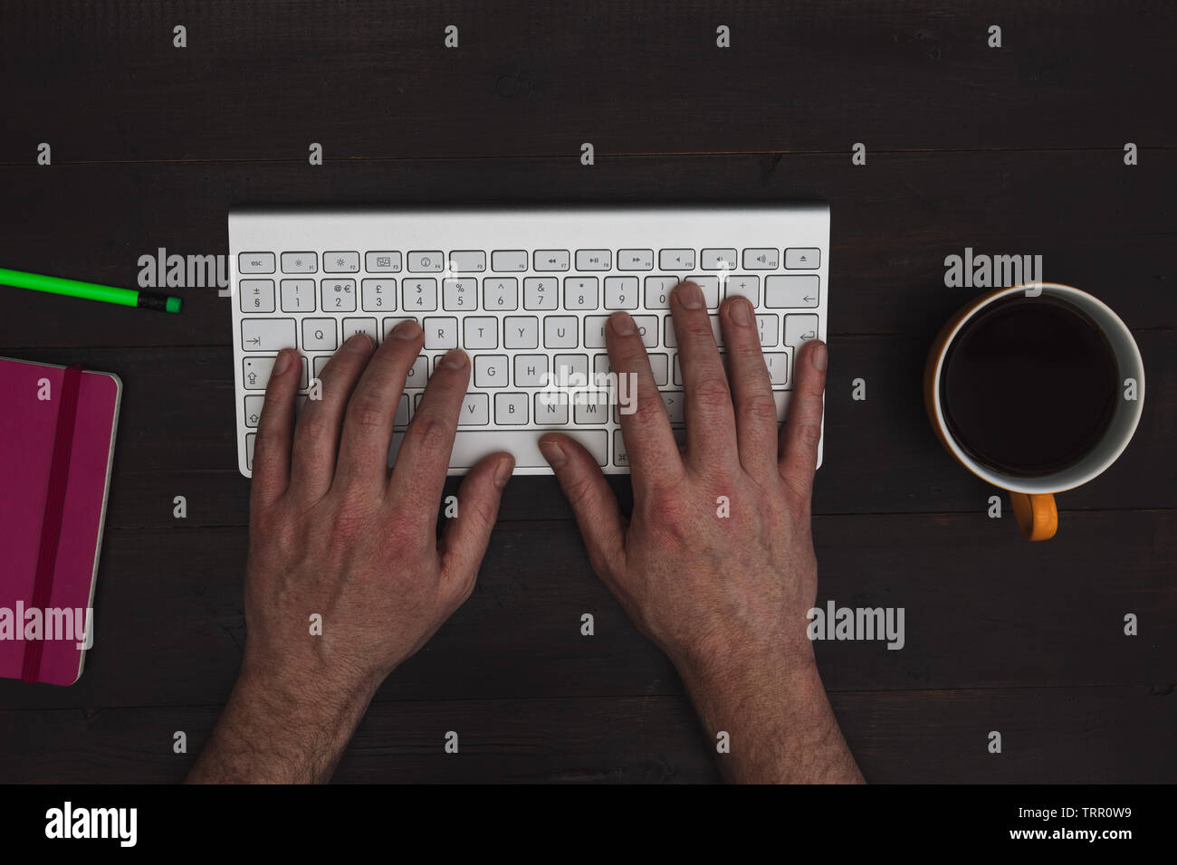 Clavier d'ordinateur de travail de l'homme sur le bois 24 vue d'en haut Banque D'Images