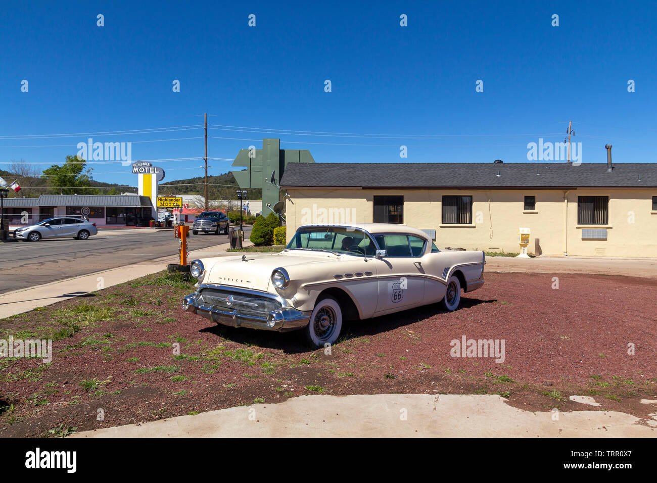 Williams, Arizona, USA : le 24 mai 2019 : scène de rue avec une voiture garée dans la rue à Williams, l'une des villes sur la célèbre route 66 Banque D'Images