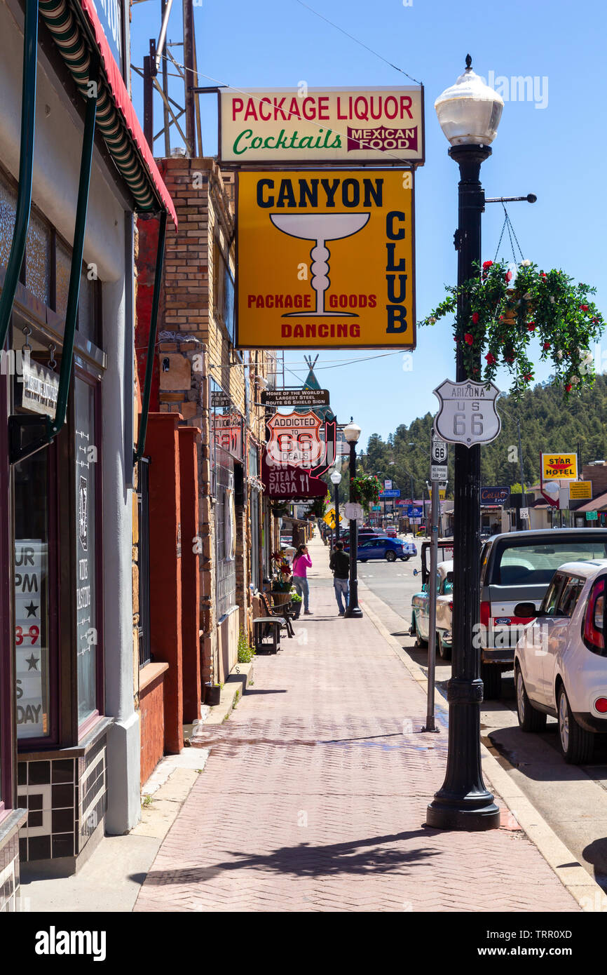 Williams, Arizona, USA : le 24 mai 2019 : Street view avec des boutiques de souvenirs et des néons des panneaux dans Williams, l'une des villes sur la célèbre route 66 Banque D'Images