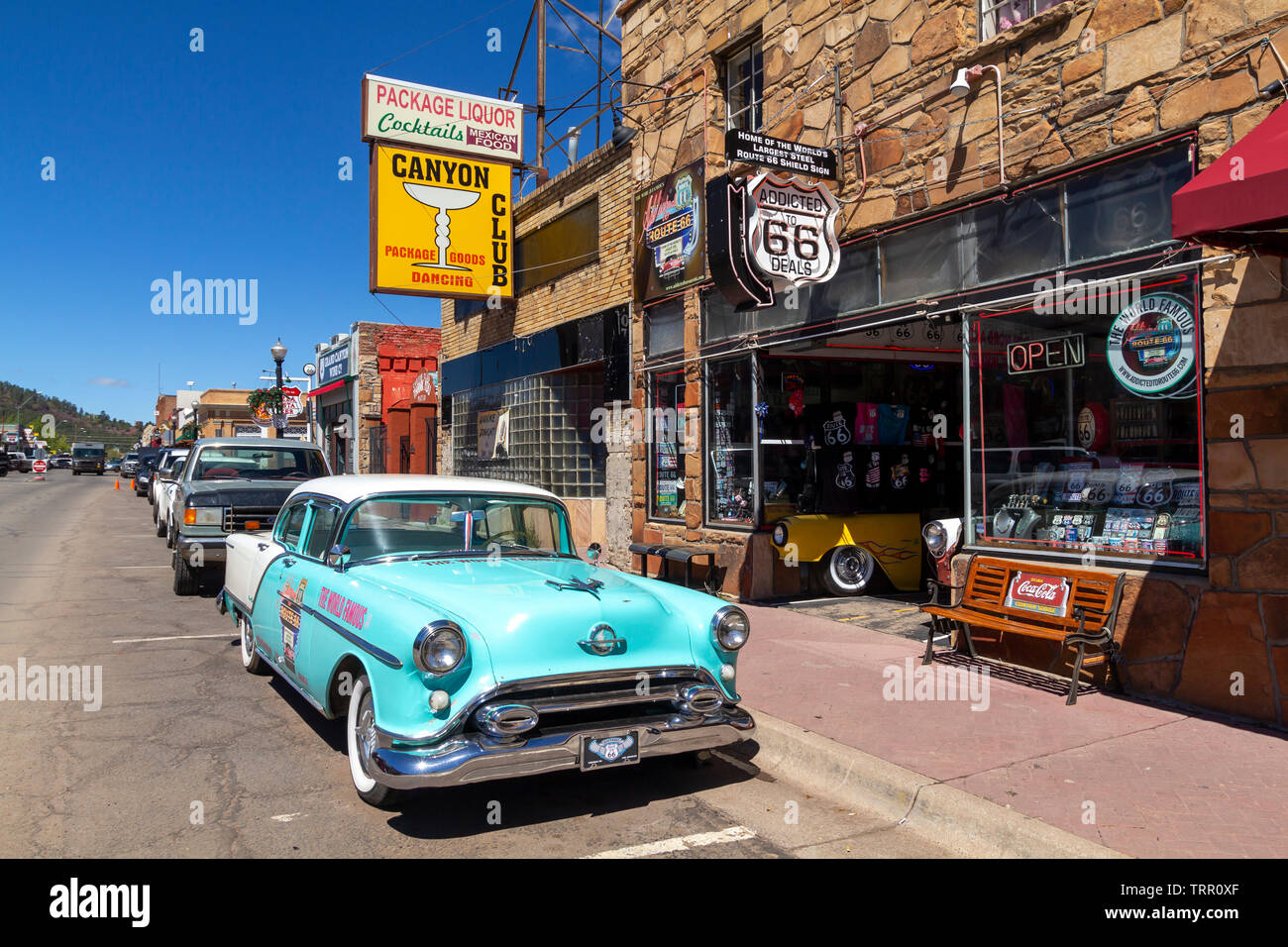Williams, Arizona, USA : le 24 mai 2019 : scène de rue avec une voiture en face de magasins de souvenirs à Williams, l'une des villes sur la célèbre route 66 Banque D'Images