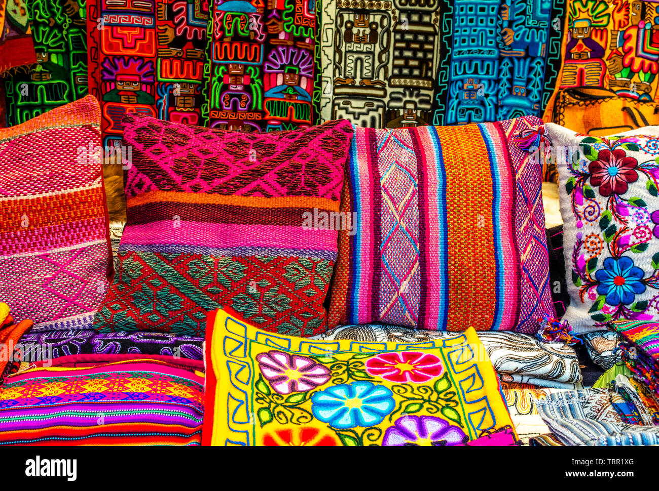 Souvenirs de voyage dans le marché local, Pisac, Pérou, Amérique du Sud. Banque D'Images