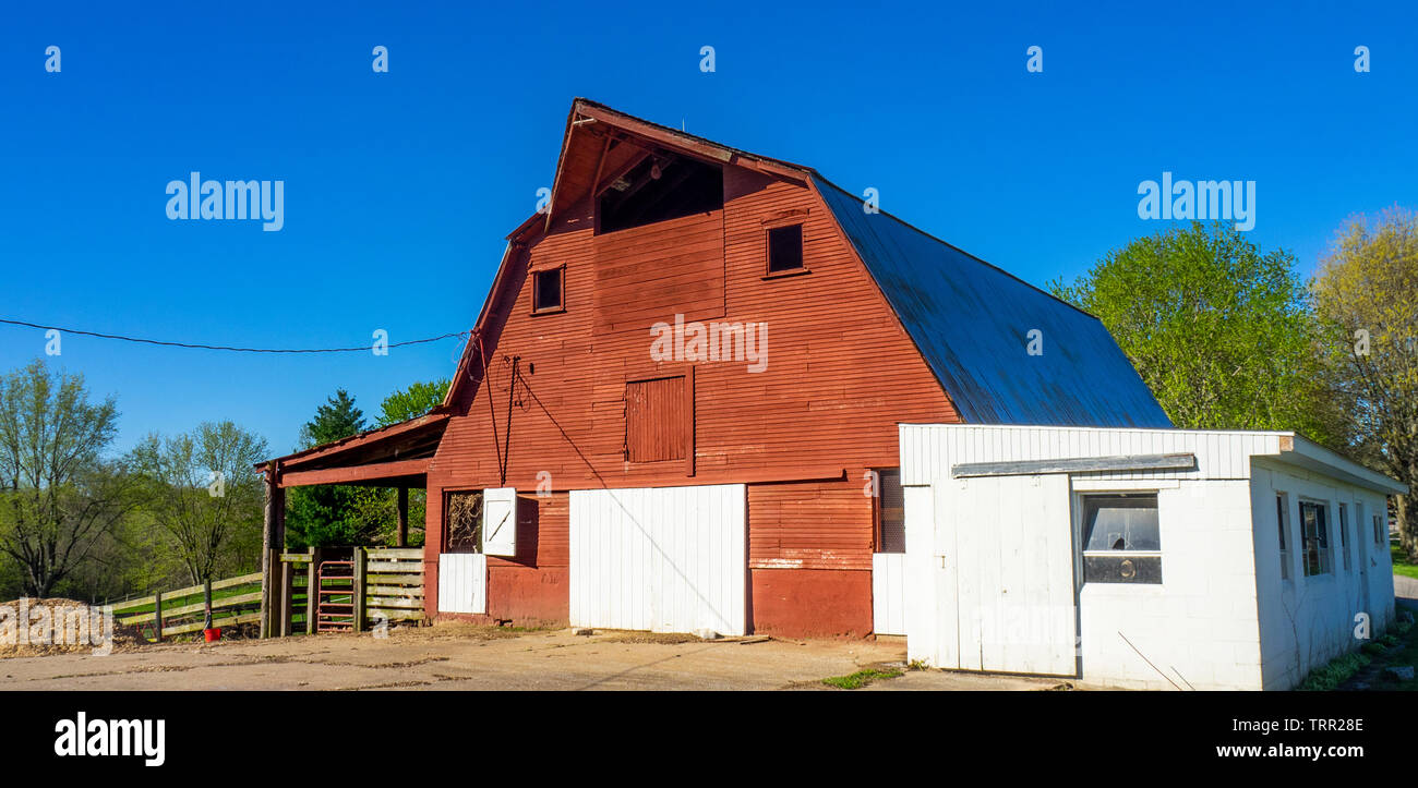 Grange et hangar sur une ferme rurale du Midwest Collinsville Illinois Etats-Unis. Banque D'Images