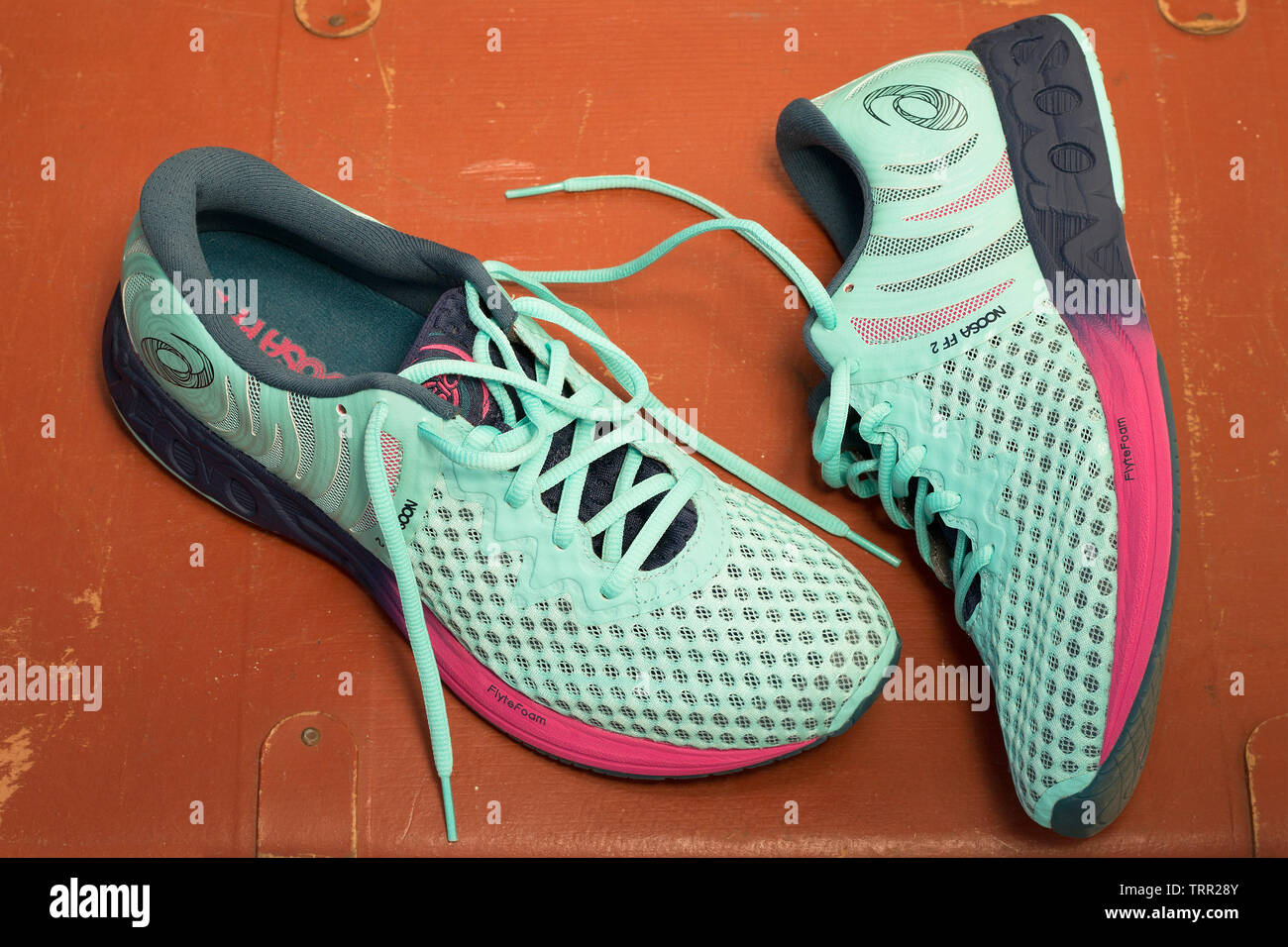 Asics NOOSA moderne FF 2 chaussures en bleu marine, bleu clair et violet  couleurs pour exécution sur fond de terre cuite. Moscou - juin 2019.  Chaussures femme pour lo Photo Stock - Alamy