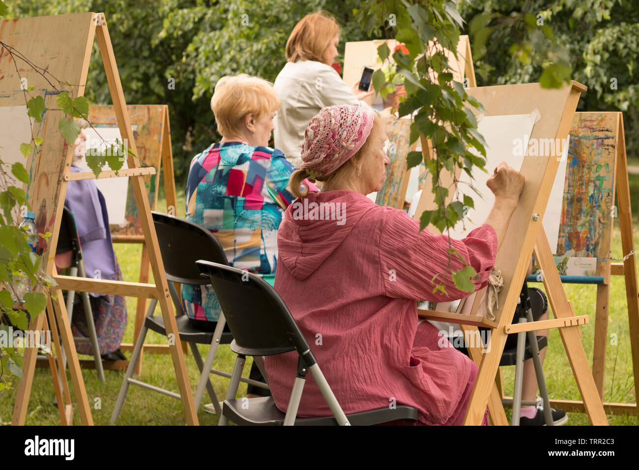 Les femmes âgées dessin dans l'école d'art studio pour personnes âgées. Moscou - 1er juin 2019. Jour d'été Banque D'Images