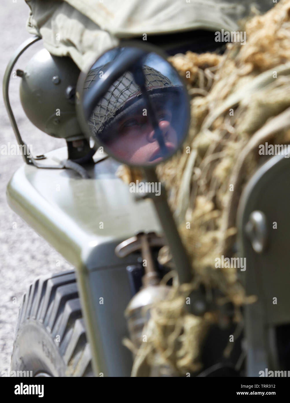 Réflexion d'un soldats font face dans un Wingmirror d'une Jeep Banque D'Images