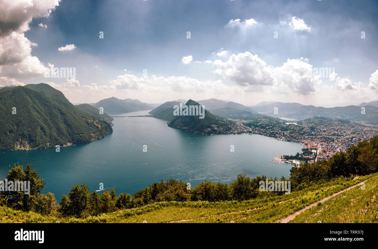 Vue panoramique sur le pittoresque lac de Lugano en Suisse par jour comme vu du Mont Brè Banque D'Images