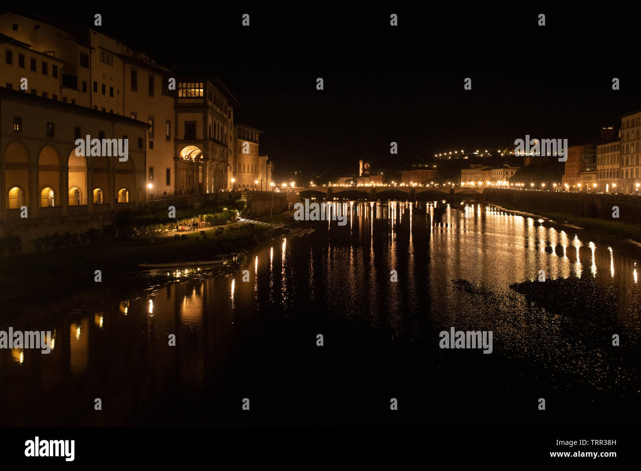 L'Arno à Florence, Italie, vu depuis le Ponte Vecchio bridge at night Banque D'Images
