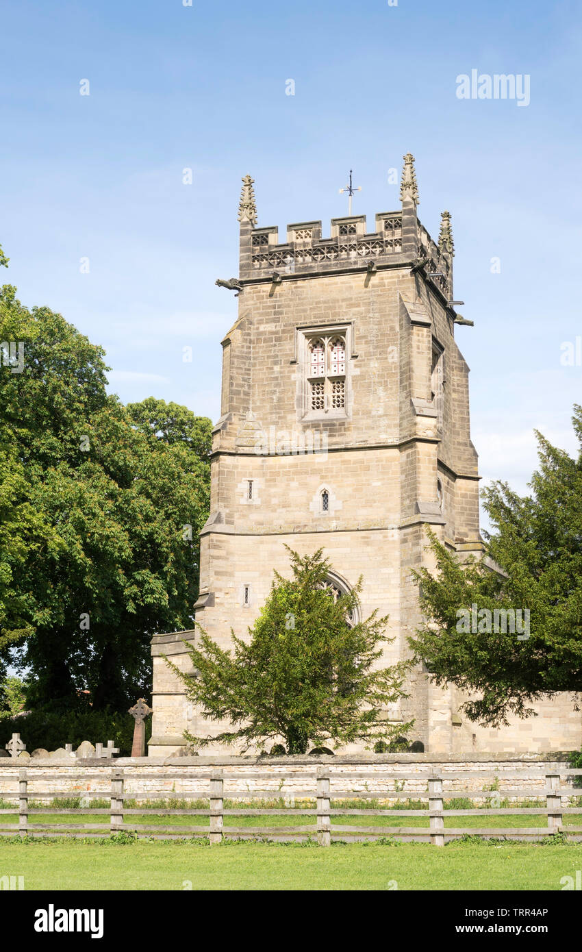 La tour de l'église All Saints, dans le Nord, Slingsby Yorkshire, Angleterre, Royaume-Uni Banque D'Images
