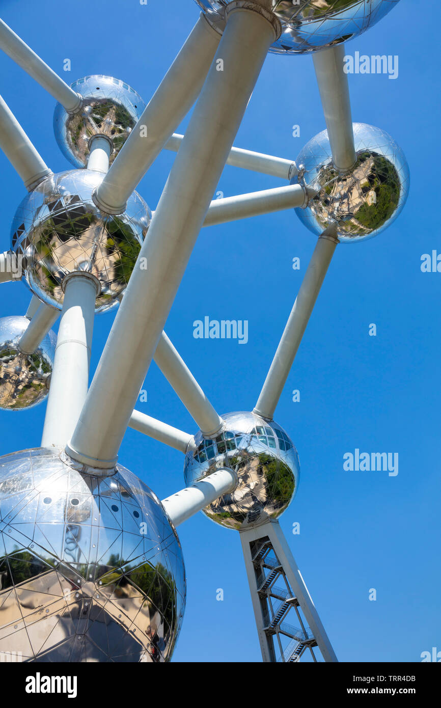 De près de l'acier inoxydable ou sphères atomes de l'Atomium de Bruxelles Bruxelles Square de l'Atomium Boulevard de Centaire Bruxelles Belgique eu Europe Banque D'Images