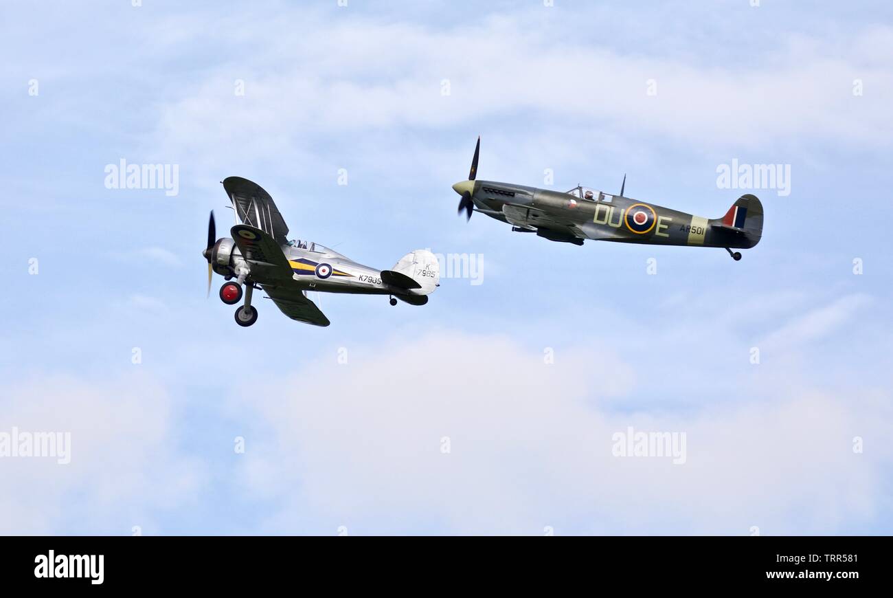 1941 Supermarine Spitfire (AR501) et un 1938 Gloster Gladiator (K7985) d'effectuer un défilé aérien unique à l'air Shuttleworth Festival le 2 juin 2019 Banque D'Images