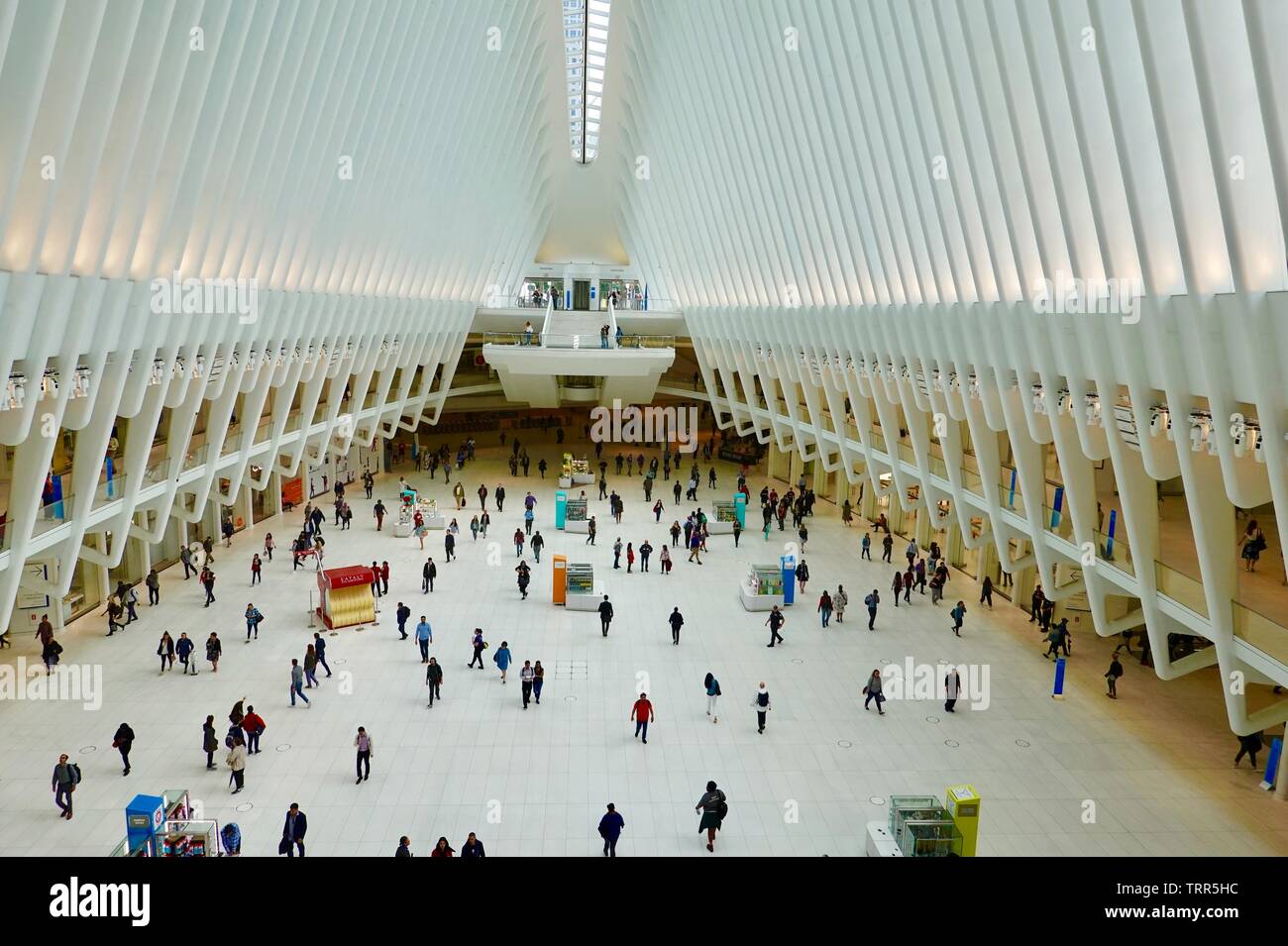 Matin, les navetteurs se précipiter par l'intérieur de l'Oculus World Trade Center transportation hub à Westfield Shopping Mall, New York, NY, USA Banque D'Images