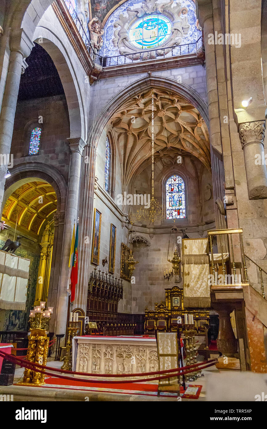 Braga, Portugal. Se de la cathédrale de Braga. Grande chapelle gothique Manuelino. Pierre d'autel sculpté orné. La cathédrale la plus ancienne du Portugal. Romane du 11ème siècle Banque D'Images