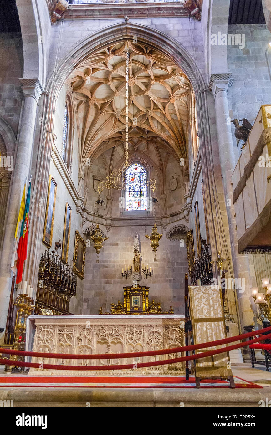 Braga Portugal. Se de la cathedrale de Braga. Grande chapelle gothique Manuelino. Pierre d autel sculpte orne. La cathedrale la plus ancienne du Portugal. Romane du 11eme siecle Photo Stock Alamy