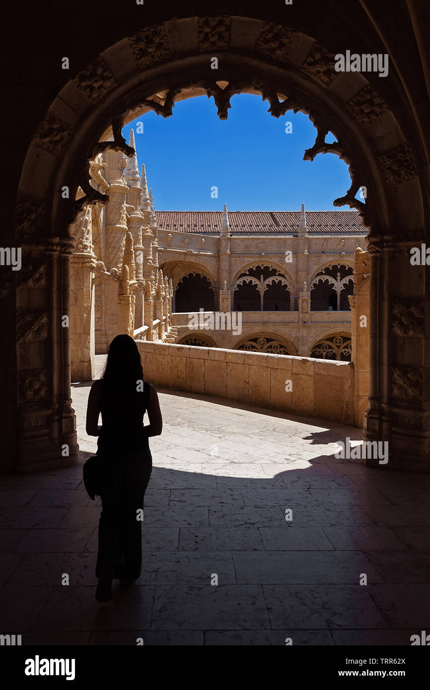 Lisbonne, Portugal. Jeune femme visiter le cloître de l'abbaye ou monastère des Hiéronymites aka Santa Maria de Belem monastère. UNESCO World Heritage. Banque D'Images