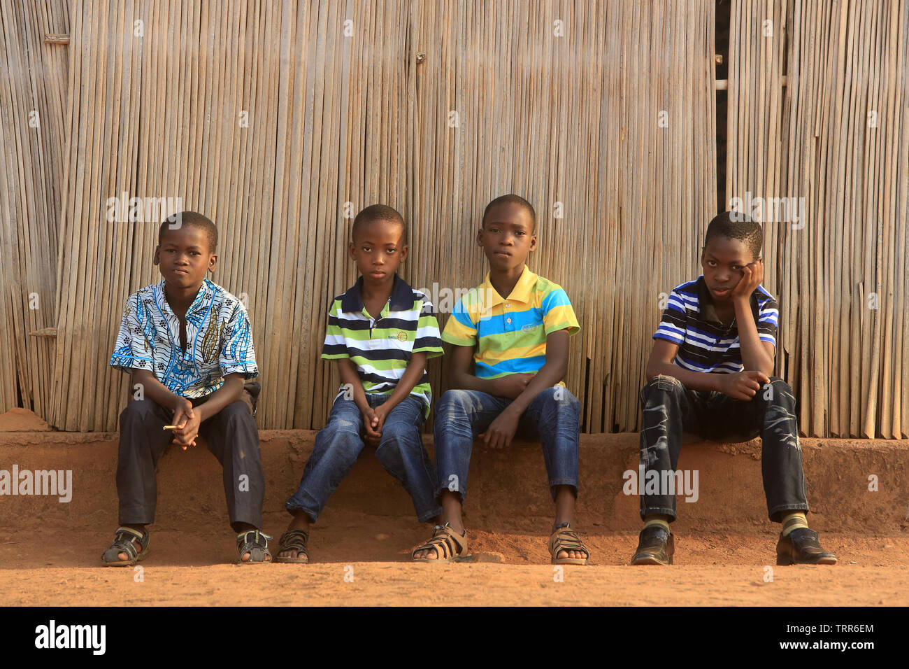 Jeunes enfants togolais assis sur un muret. Atakpamé. Le Togo. Afrique de l'Ouest. Banque D'Images