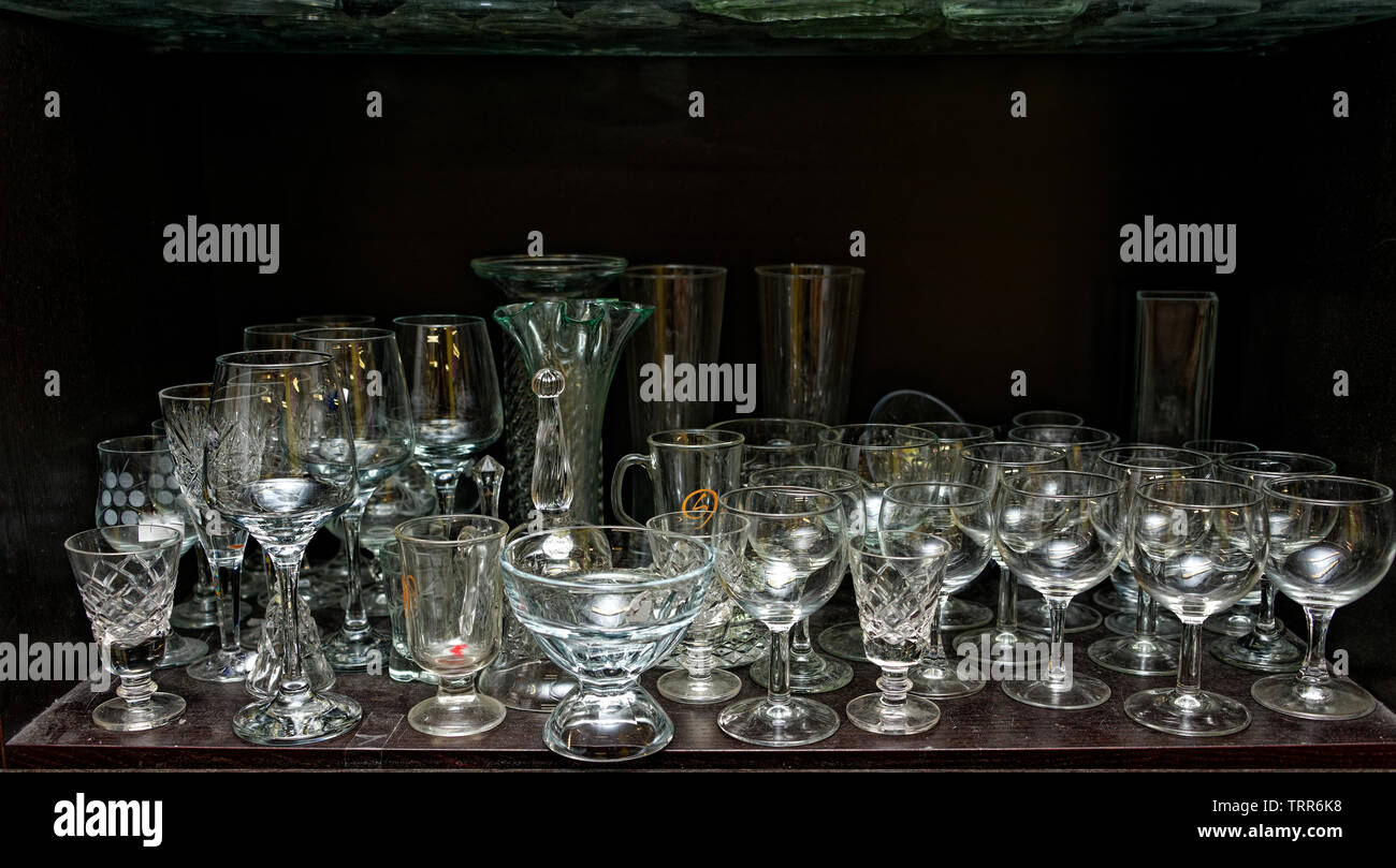 L'ensemble des verres sur l'étagère Banque D'Images