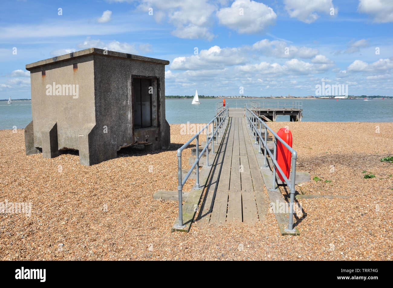 Béton vieux abris et jetée de bois près de Landguard Fort, Felixstowe, Suffolk, Angleterre, RU Banque D'Images