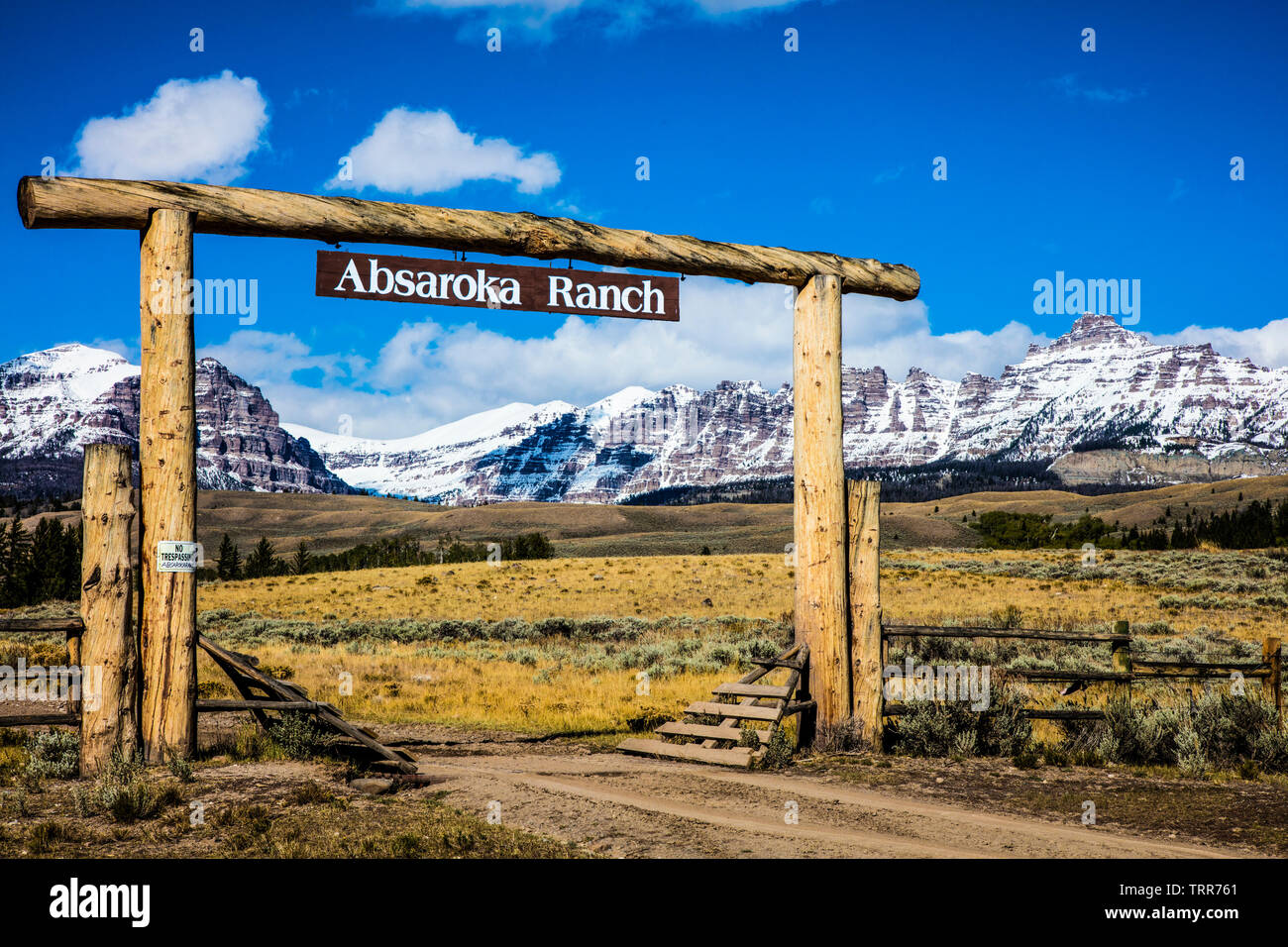 Porte d'entrée d'Absaroka Ranch, de montagnes Absaroka en arrière-plan. Banque D'Images