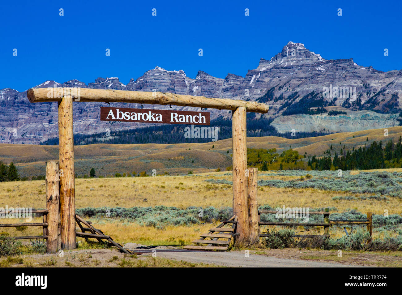 Porte d'entrée d'Absaroka Ranch, de montagnes Absaroka en arrière-plan. Banque D'Images