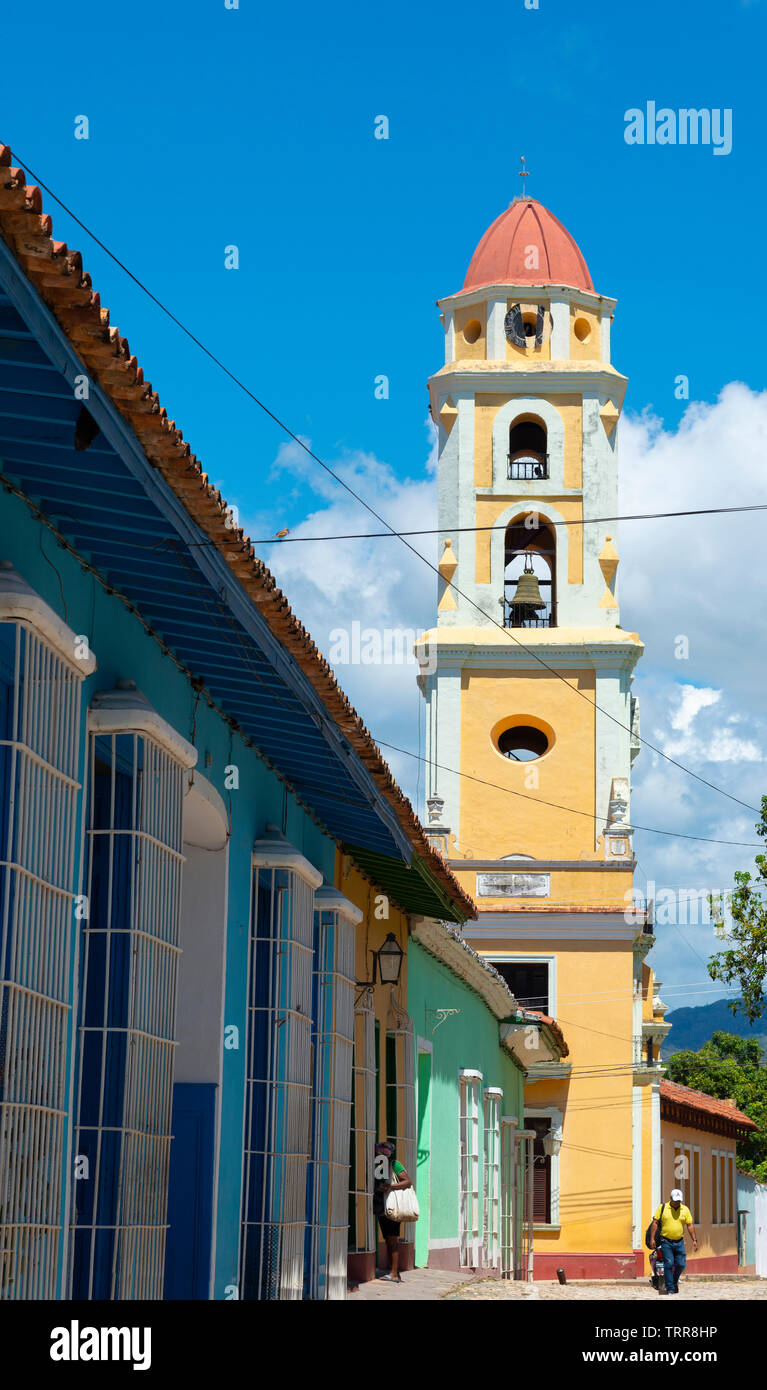 Vue sur le clocher de l'église de saint François à partir de l'angle de la Plaza Mayor, à la Trinité, la province de Sancti Spiritus, Cuba, Caraïbes Banque D'Images