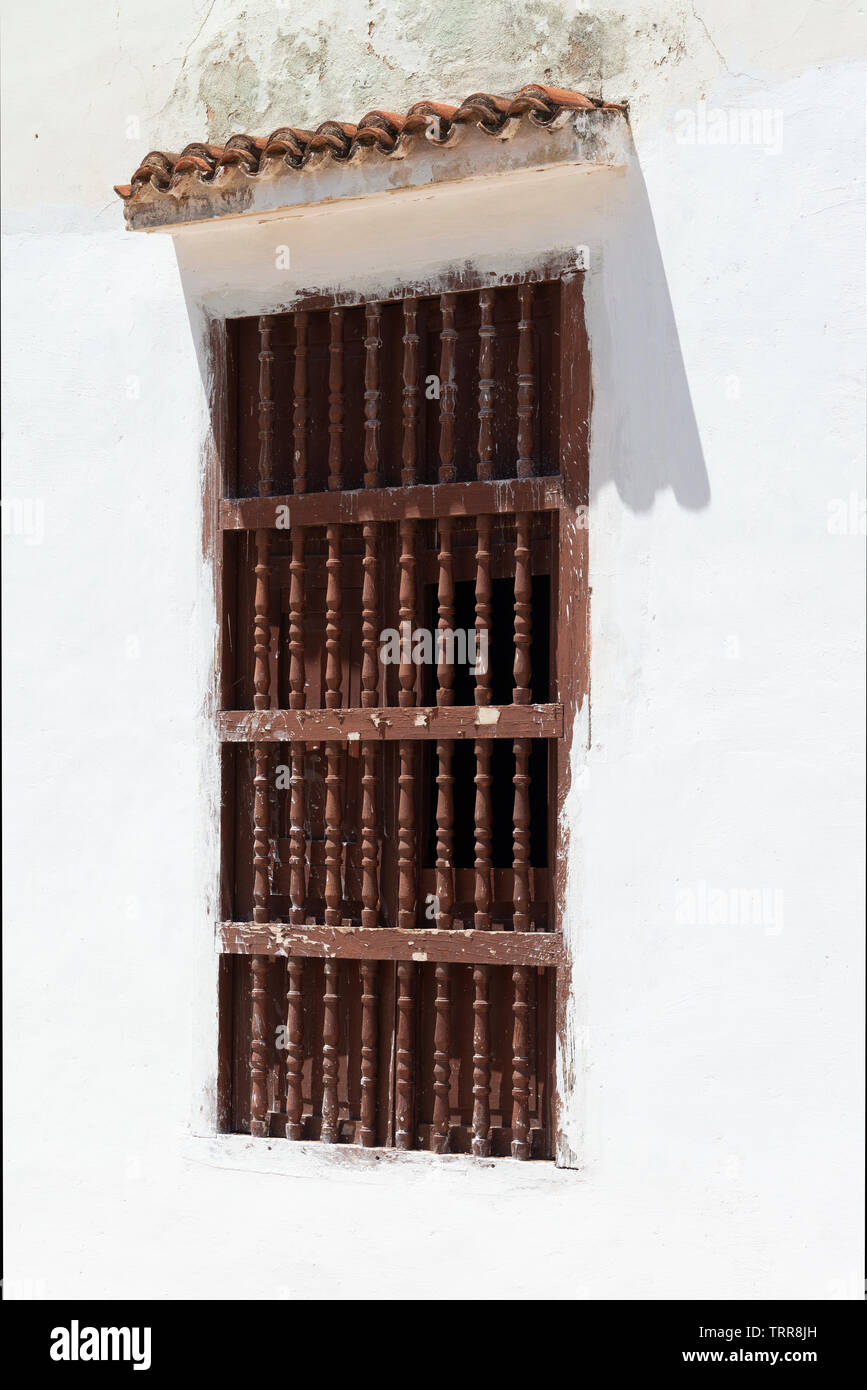 Ancienne maison traditionnelle avec fenêtres en bois avec des bars dans le centre de la ville UNESCO de Trinidad, la province de Sancti Spiritus, Cuba, Caraïbes Banque D'Images