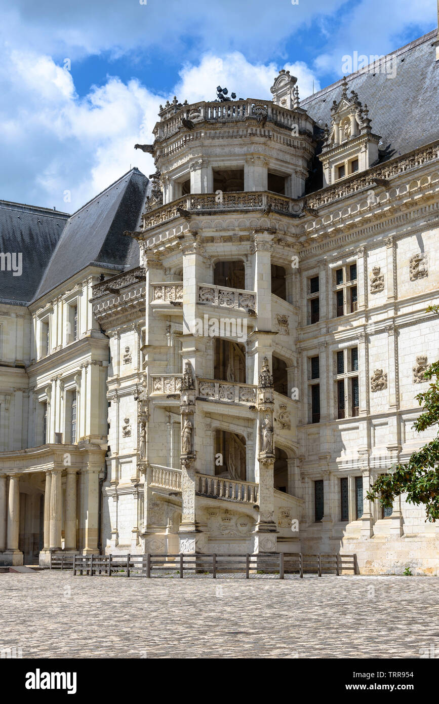 L'escalier en spirale dans l'aile François Ier du Château de Blois en France sur une journée de printemps ensoleillée Banque D'Images