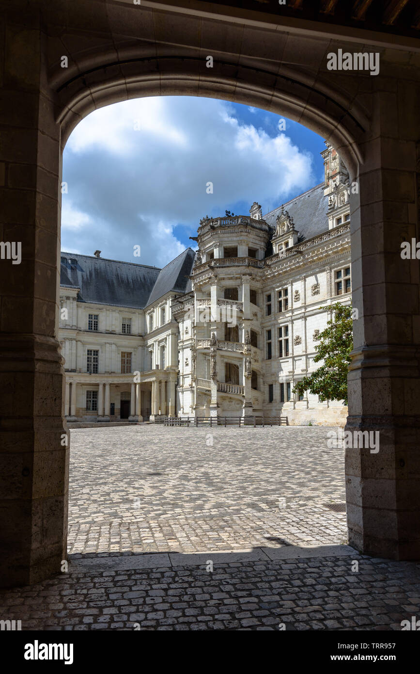 L'escalier en spirale dans l'aile François Ier du Château de Blois en France sur une journée de printemps ensoleillée Banque D'Images