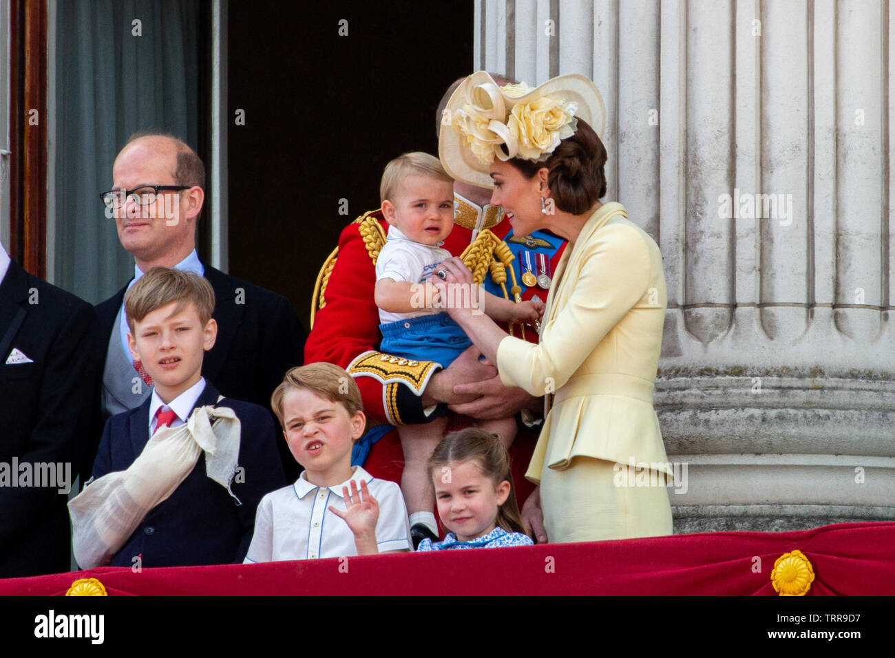 Séquence photo 5/6 en date du 8 juin montre Prince Louis après suçant son pouce et se faire dire par sa mère Catherine, Duches de Cambridge à l'arrêter à la parade la couleur à Londres aujourd'hui. Le prince William et Kate Middleton a essayé d'arrêter petit bébé Louis de suçant son pouce comme il a fait ses débuts une parade l'apparence des couleurs hier (samedi). Les 13 mois a tenu suçant son pouce comme il a été détenu par le Prince William sur le balcon de Buckingham Palace à regarder le défilé aérien de la RAF. Mais le duc de Cambridge n'a pas l'air trop vif sur Louis suçant son pouce en public et doucement a essayé de Banque D'Images