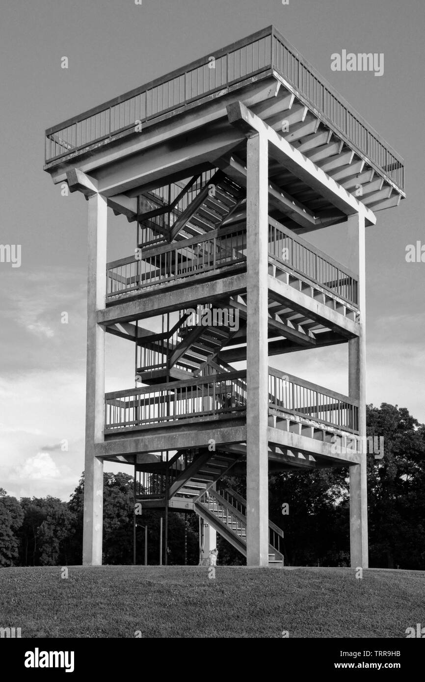 Le Warfield Point Park dispose d''une impressionnante structure de la tour d'observation donnent sur la rivière Mississippi pour les visiteurs de Greenville, MS, en noir et whit Banque D'Images