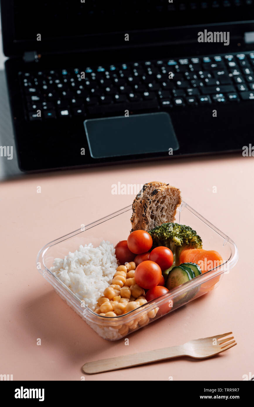 Aliments sains dans boîte à lunch, sur la table de travail avec ordinateur  portable .manger à lieu de travail. Home food concept de bureau Photo Stock  - Alamy