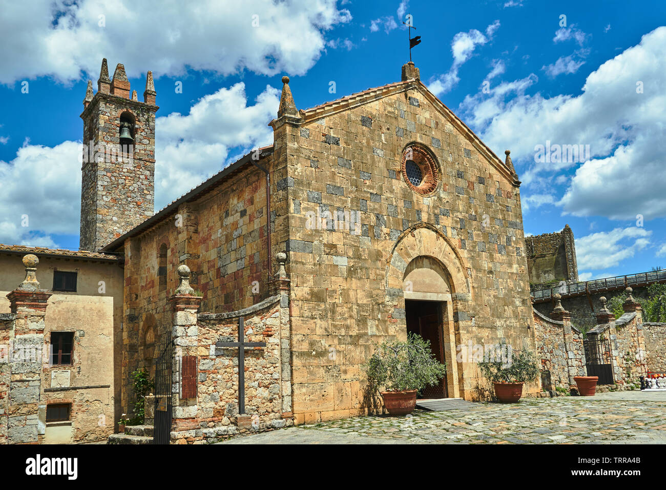 Pierre, église médiévale avec un clocher dans le village de Monteriggioni in Toscana, Italie Banque D'Images