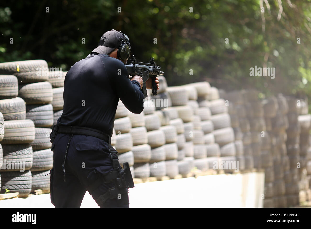 Bucarest, Roumanie - 10 juin 2019 : un Roumain SIAS (équivalent du SWAT aux USA) agent de police les trains dans un champ de tir. Banque D'Images