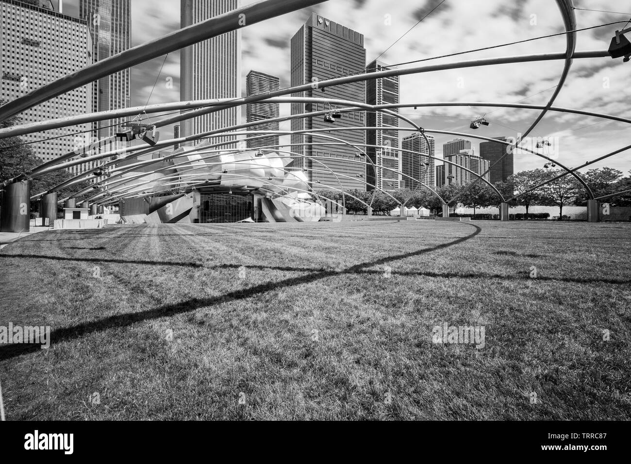 Pavillon Jay Pritzker est situé à Millenium Park dans le centre-ville de Chicago. L'emplacement est ouvert au public et comporte des actes de théâtre et de musique. Banque D'Images