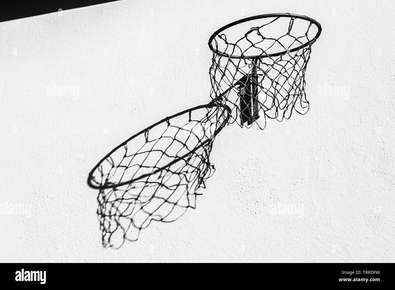 Résumé Vue d'un panier et un casting net une grande ombre déformée sur un mur. Banque D'Images