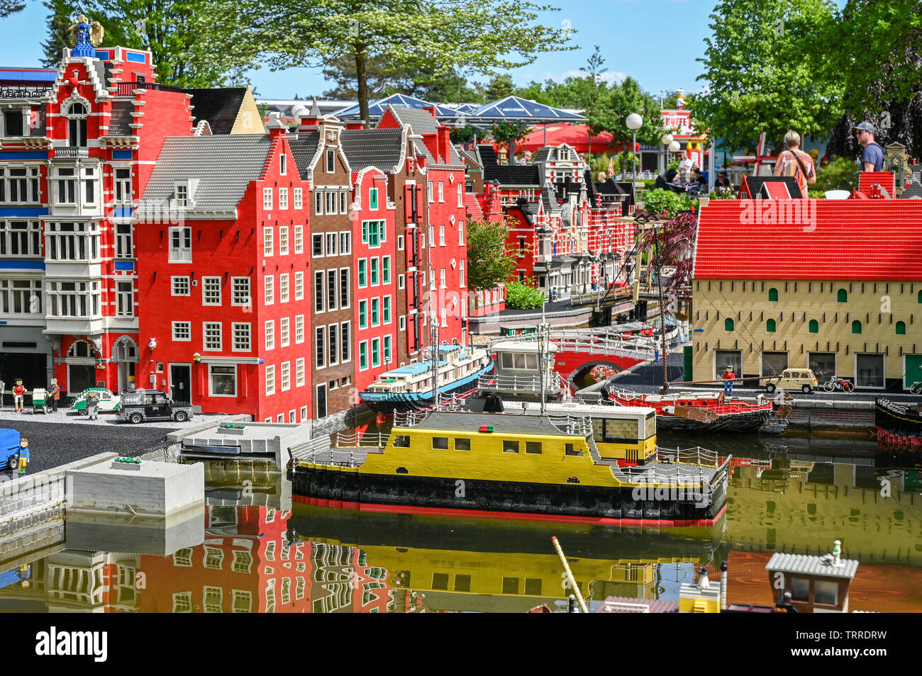 D'Amsterdam miniature avec canal ferry à Legoland à Billund. Ce parc à thème familial ouvert en 1968 et est construit par 65 millions de briques Lego. Banque D'Images