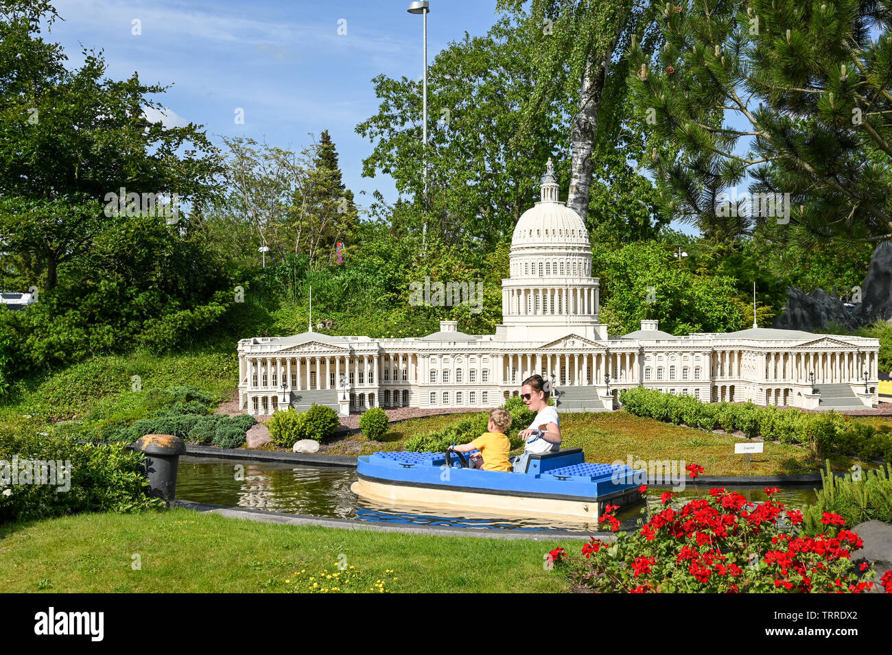 Croisière sur le canal passé une miniature de la colline du Capitole au parc Legoland à Billund. Ce parc à thème familial ouvert en 1968 et est construit par 65 millions de briques Lego. Banque D'Images