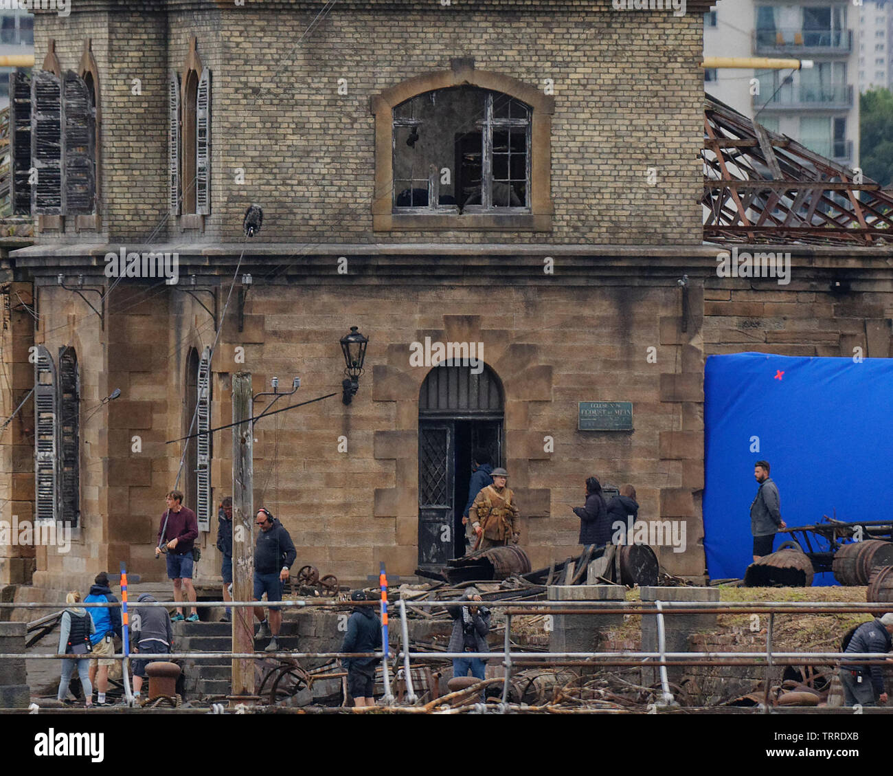 Glasgow, Scotland, UK 11 Juin, 2019. De la fumée sur l'eau comme Steven Spielberg première guerre mondiale film "1917" a commencé le tournage dans les docks de Govan sur les rives de la rivière Clyde dans la ville aujourd'hui avec des pièces pyrotechniques à l'essai et dans ce scénario un soldat Richard Madden ou George Mackay se précipite la chambre avec un tireur au deuxième étage. Credit : Gérard Ferry/ Alamy Live News Banque D'Images