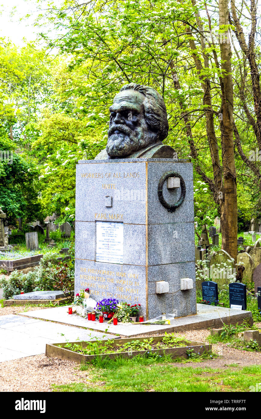 Tombe de Karl Marx avec buste en haut d'un piédestal, East Highgate Cemetery, Londres, UK Banque D'Images