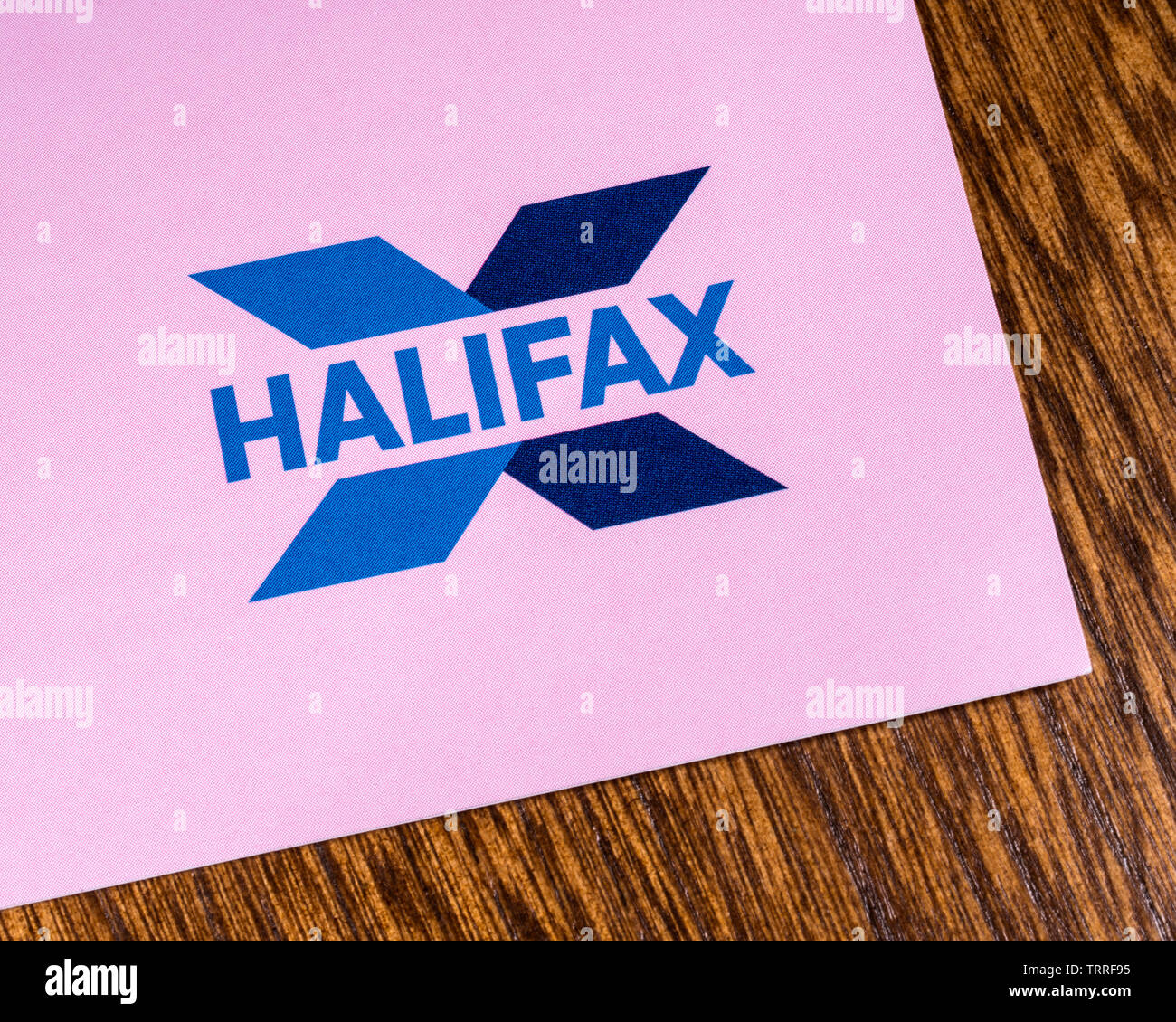 Londres, Royaume-Uni - 11 juin 2019 : un close-up de la banque Halifax, le logo représenté sur une brochure d'information. Banque D'Images