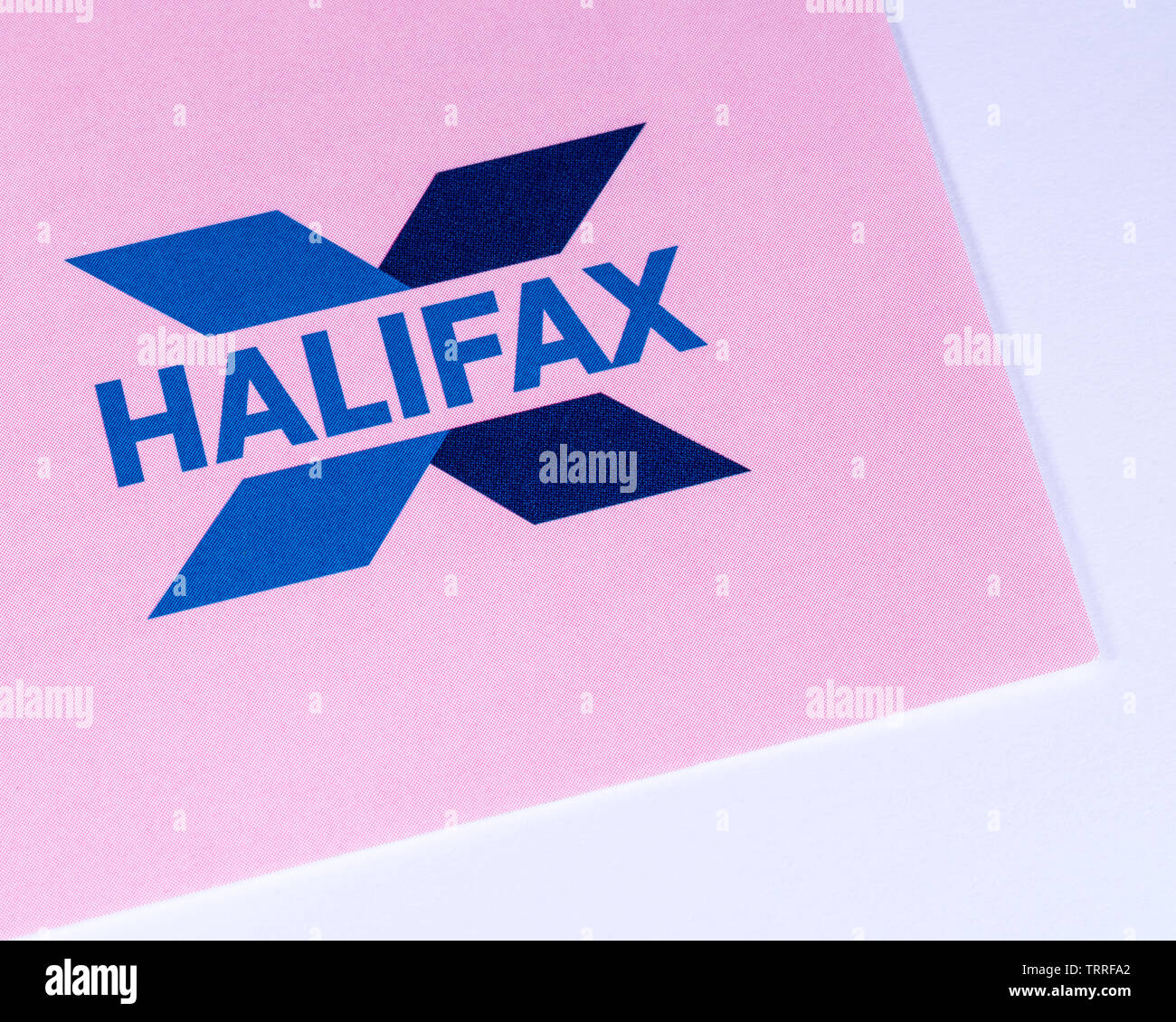 Londres, Royaume-Uni - 11 juin 2019 : un close-up de la banque Halifax, le logo représenté sur une brochure d'information. Banque D'Images
