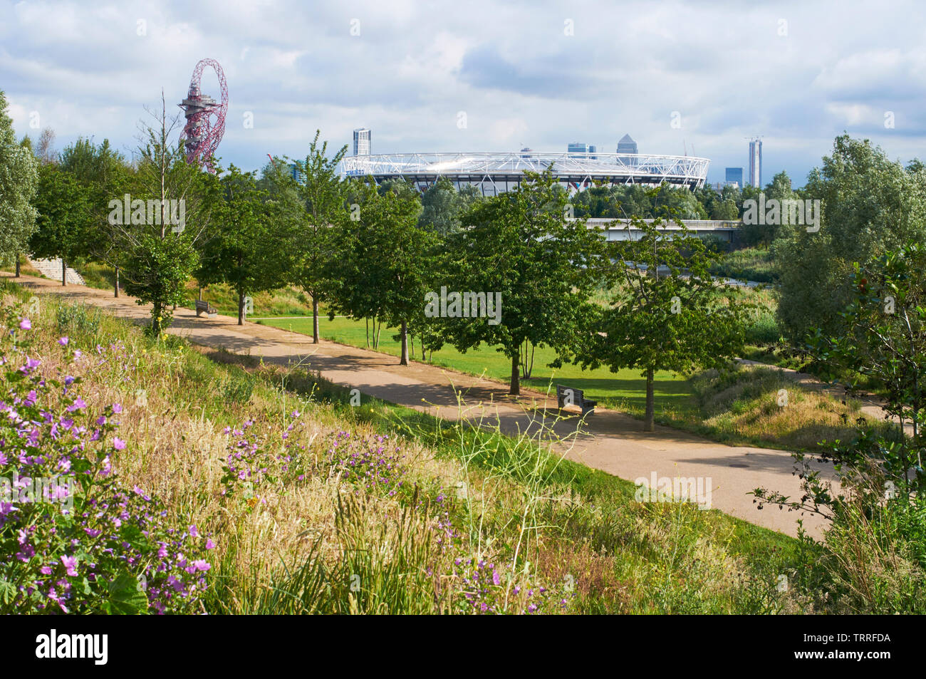 Chemin à travers l'extrémité nord du Parc olympique de Stratford, London, UK, regardant vers le sud vers le stade de Londres Banque D'Images