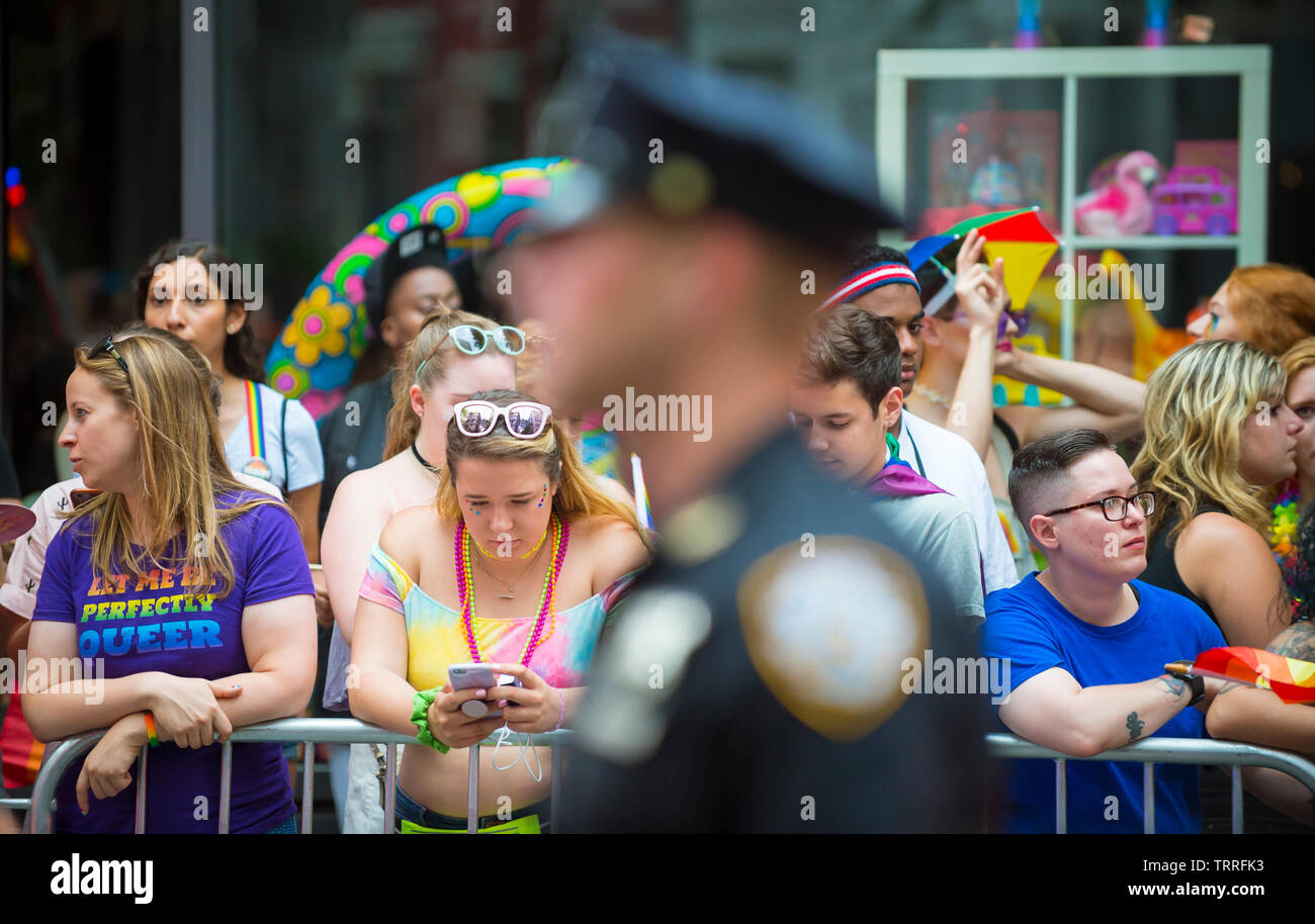 NEW YORK - 25 juin 2017 : les agents de police du NYPD fournit la sécurité en marge de la Gay Pride Parade annuelle à Greenwich Village. Banque D'Images